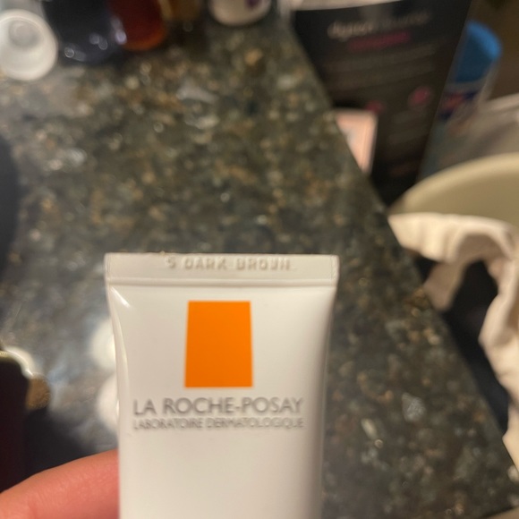 La Roche-Posey Anthelios mineral one spf 50+ T05- Dark brown - Picture 2 of 8